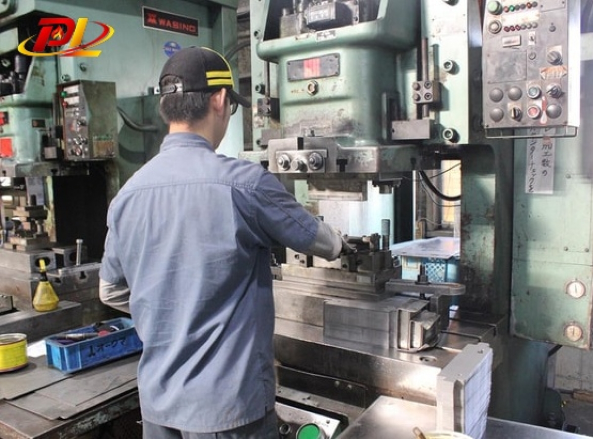 Tuyển 05 Nam Vận H&agrave;nh M&aacute;y, Điều Khiển M&aacute;y Xử L&yacute; Bề Mặt Kim Loại
